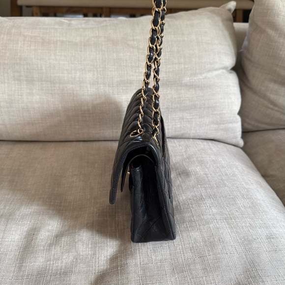 Chanel Black Quilted Shoulder Bag with Gold Chain - Picture 4 of 7